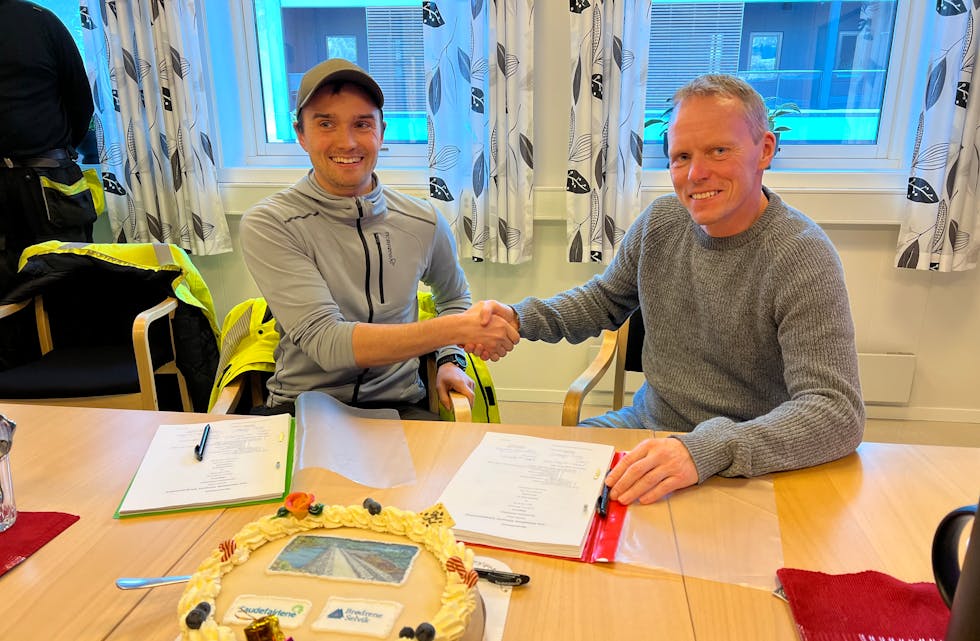 Torgeir Oma Tveiten i Brødrene Selvik AS og direktør Svein Ilstad i AS Saudefaldene signerte måndag ein kontrakt verd om lag 20 millionar kroner for oppgradering av Dam Fetavatnet i Herheimsdalen.