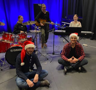 Linnéa Bratland, Åsne Eirin Jørgensen og Vår Steen Jensen øver på «Last Christmas». Foran: Mats Moland Træen og Jesús Alberola Herrero.