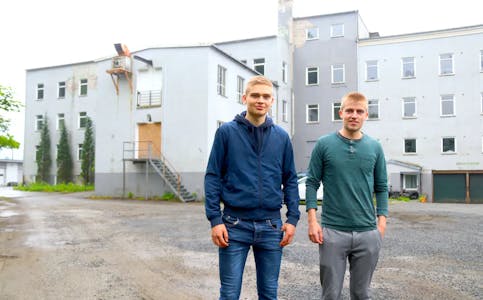 Brørne Reidar og Ragnvald Selvik er tildelt 500 000 kroner frå Kulturminnefondet for arbeid med tak og fasade på den gamle yrkesskulen på Nesøyra.