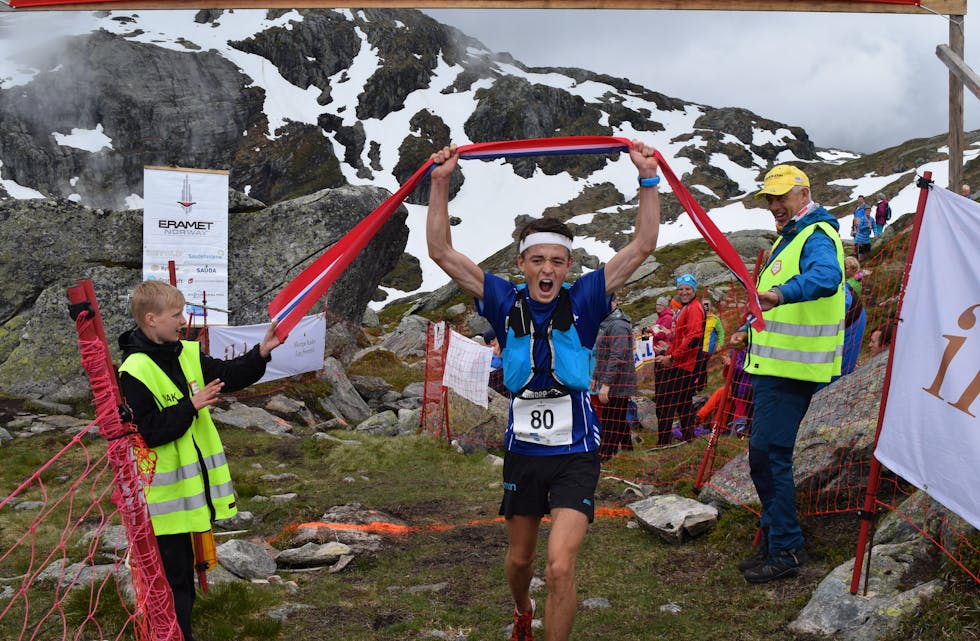 Hovlandsnuten Opp skal ikkje lenger arrangerast i juni. Her er det Stian Øvergaard Aarvik som jublar ved målgang under ei tidlegare utgåve av motbakkeløpet. 