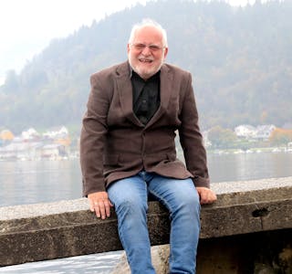 Knut Arve Omdal er ute med si andre bok, «Blomsterhavet». 