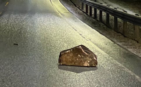 Denne steinblokka på omlag 200 kilo raste ut i vegbana på FV 520 i Nesbakken måndag kveld. 