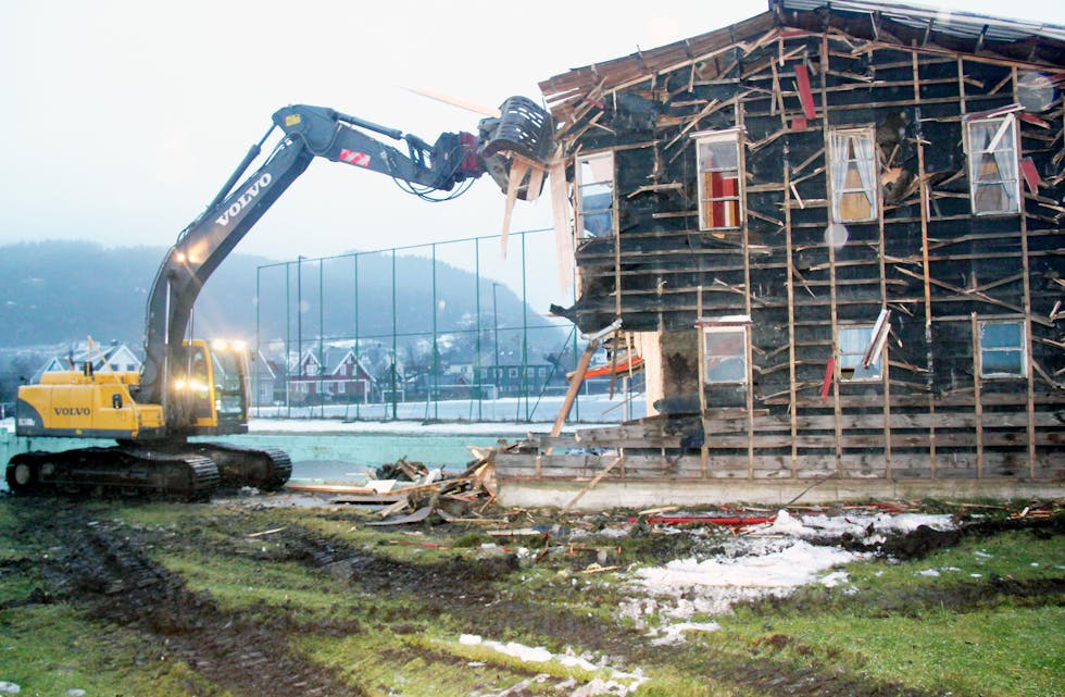 Gravemaskinen til Leif Eivind Øverland i Aartun Transport "grapsa ned" det gamle garderobeanlegget i januar 2013.