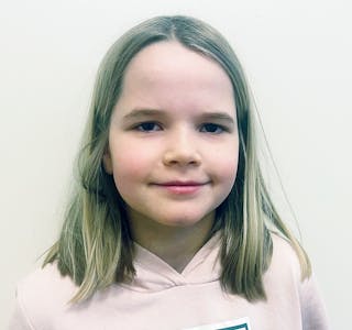 Anna Oline Gausland Årthun er sju år og går i andre klasse ved Fløgstad skule. 