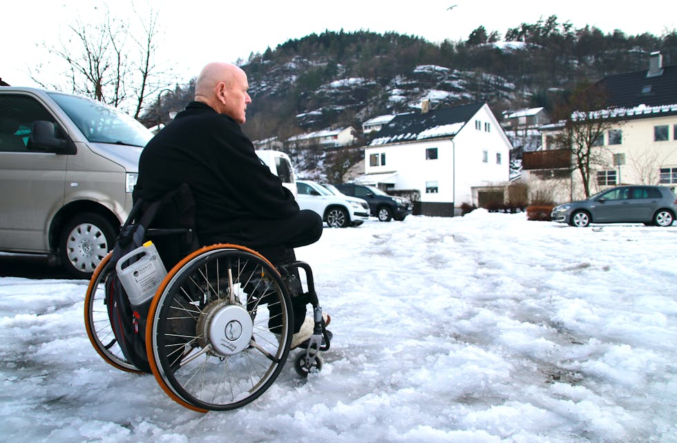 Bjørn Mørk har vore avhengig av rullestol i 42 år, og han fortvilar over framkommelegheita både rundt bustaden Høllandstunet og fortaua elles i Sauda. 