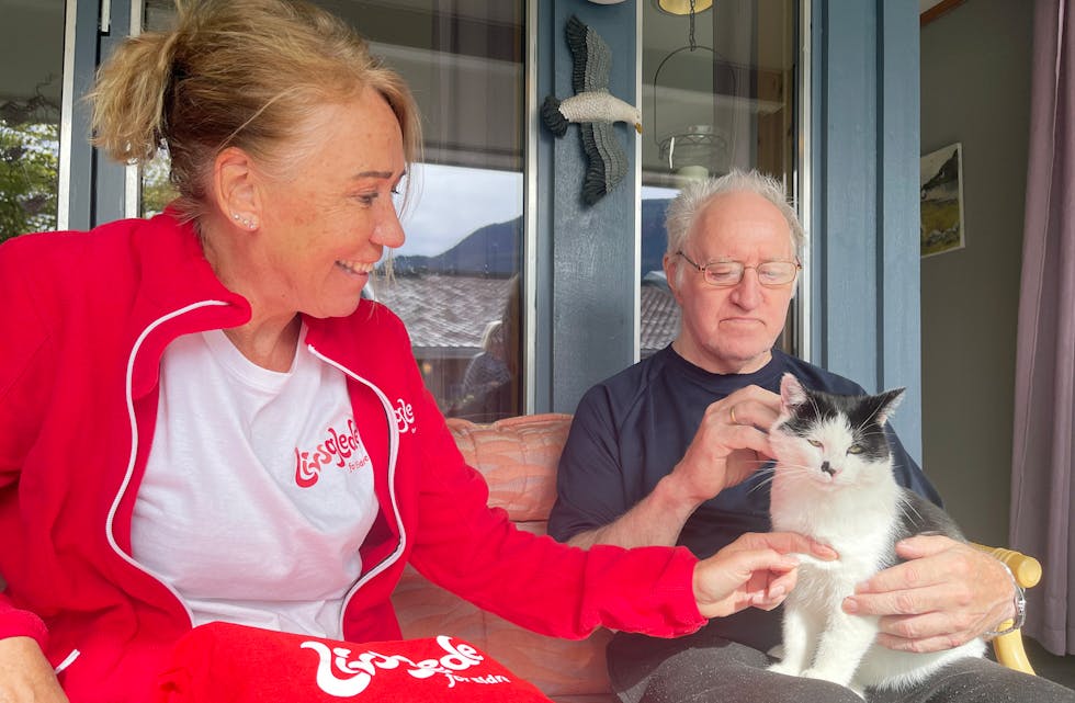 I september i fjor blei det klart at Heidi Aartun er tilsett som kommunal livsgledekonsulent. Her er ho saman med Åbøtunet-bebuar Ingolf Johansen og katten Truls. 
