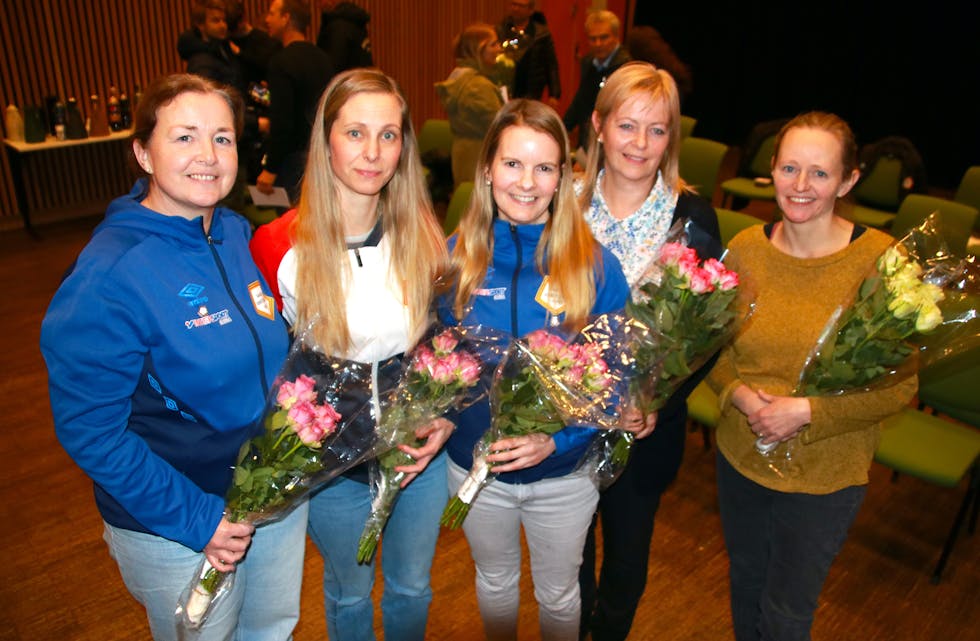 Fem kvinner som lenge har hatt viktige rollar i Sauda idrettslag, blei onsdag heidra med sølvmerket. Frå venstre: Anne Catrine Hovland, Jill Merete Bergsbakk, Kristina Sandanger Nygård, Bodil Tungland og Maiken Skorpe Wahlman.