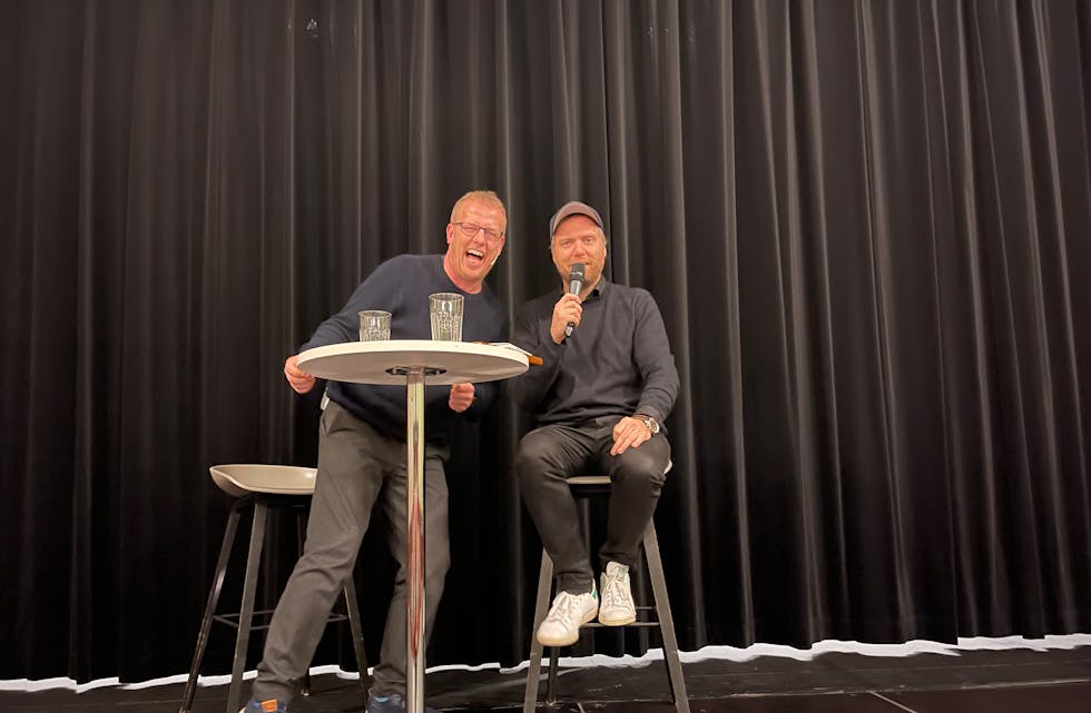 Henning Aarekol (til venstre) og Rune Bjerga skapte god og humoristisk stemning under stand up-showet i Folkets Hus onsdag kveld. 