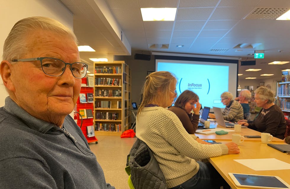 For 13 år sidan deltok pensjonisten Ole Bernt Herheim (79) på «seniorsurf»- kurs. Nå tar han «vidareutdanning» i digitale verktøy, for å bli endå betre på nett – og mindre avhengig av barnebarn. Totalt var det 16 deltakarar på kurset tysdag denne veka