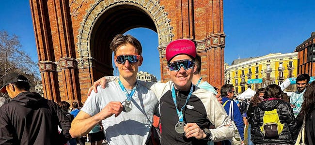 Jonas Listøl og Finn Isaksen fullførte søndag Barcelona halvmaraton på høvesvis 1:17,59 og 1:10,03. 
