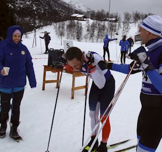 Geir Magne Ness gir ein dyktig sliten Øyvind Dybing ein kameratsleg dult i skuldra rett etter målgang.