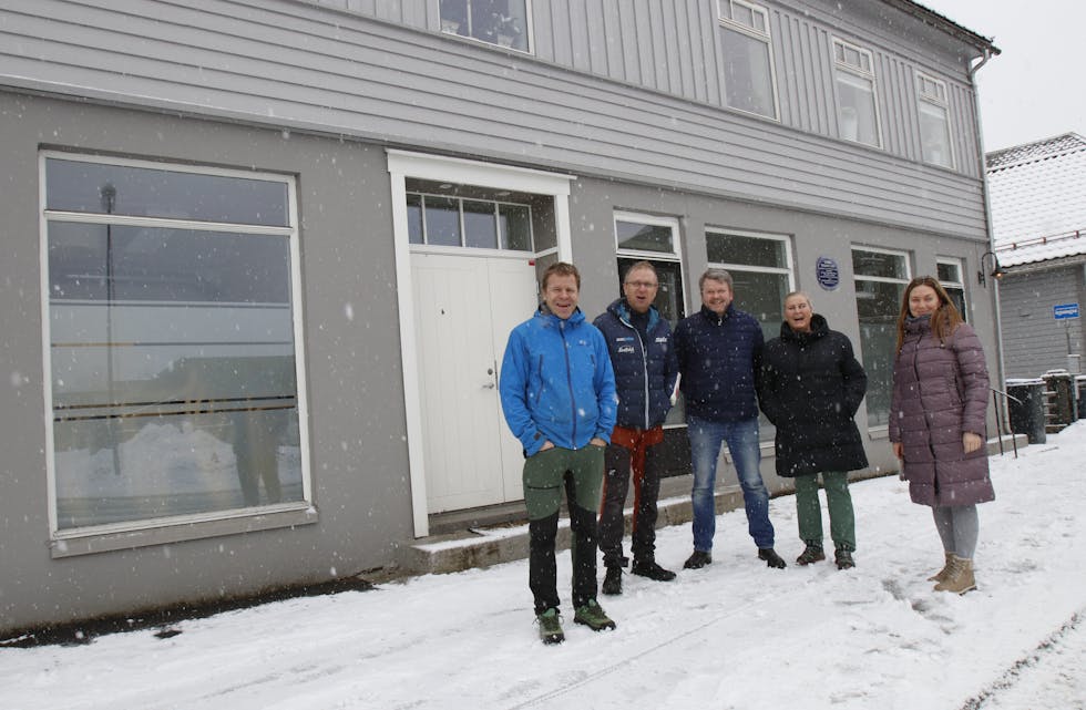 Har flytta til sentrumskjernen og tar turistinformasjonen med seg. Frå venstre: Ragnar Fosstveit, Ivar Johannes Handeland, Endre Abotnes, Gerd Olaug Garstad og Ilona Moiseichuk.