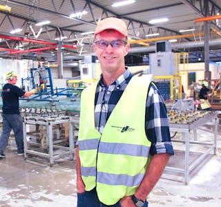 Lokale bedrifter kan nå også få støtte for forbruk som ligg mellom 50 000 og 100 000 kWh. Glasfabrikken Si-Glass, her representert ved plassjef Lars Sigve Søndenå, er aktuell straumstøtte-søkar.