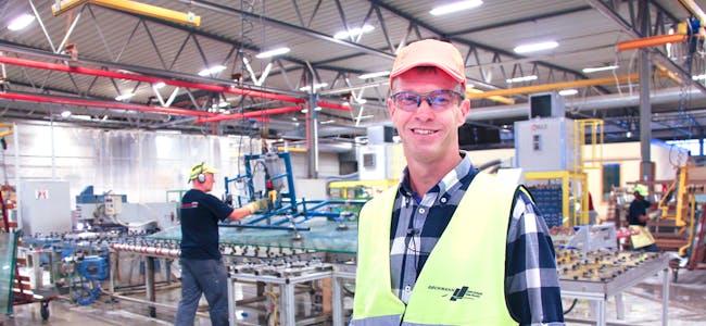 Lokale bedrifter kan nå også få støtte for forbruk som ligg mellom 50 000 og 100 000 kWh. Glasfabrikken Si-Glass, her representert ved plassjef Lars Sigve Søndenå, er aktuell straumstøtte-søkar.