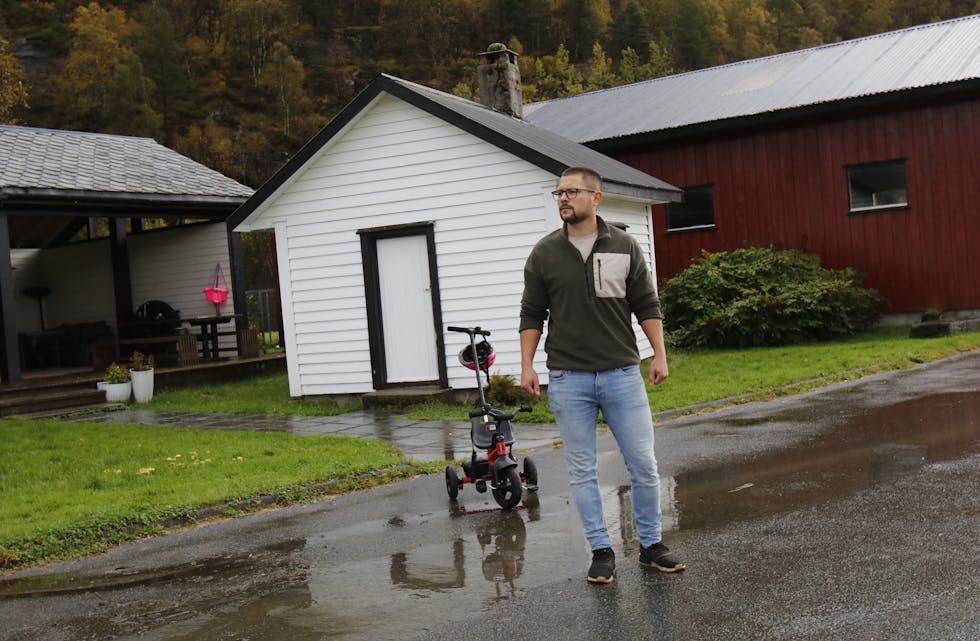 Daniel Fiveland skal snart sleppe å ha kommunal veg rett gjennom gardstunet sitt.