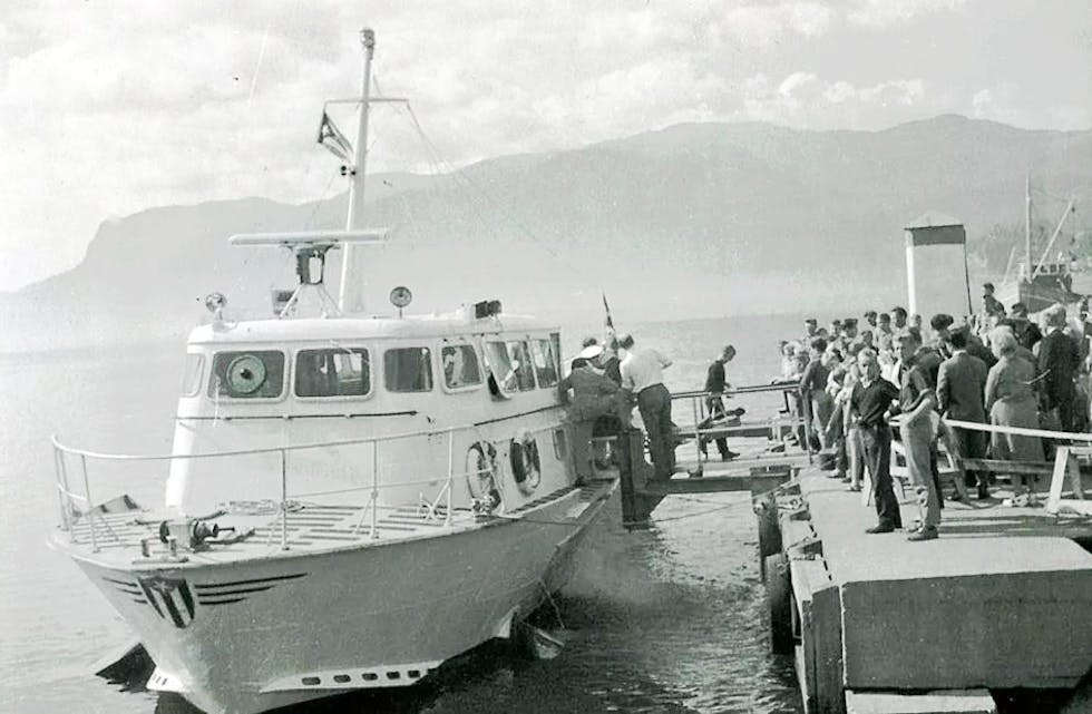 Ekspressen ved kai i Sauda i 1961. Nå ber stiftinga DSD Ekspressen saudabuen om hjelp med bilder av interiøret i båten. Foto lånt av DSD Ekspressen.
