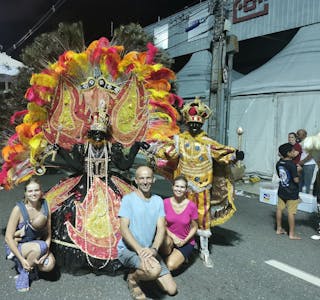 Anna Selvik Andrade med vesle Eloise, Rune Selvik og Synnøve Selvik avbildet sammen med ein karnevalspyntet brasilianer.