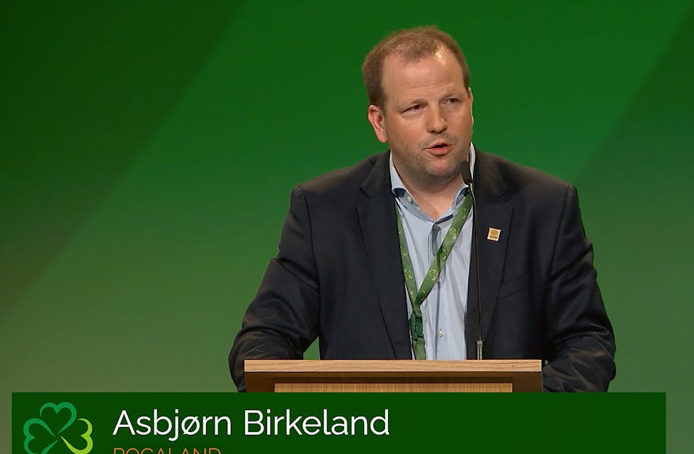 Asbjørn Birkeland på talarstolen under Senterpartiet sitt landsmøte 2023. 