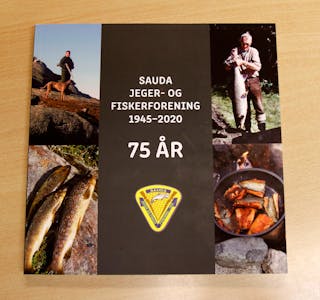 Sauda jeger- og fiskerforening gav ut jubileumsbok då laget runda 75 år i 2020. Tysdag er historia til foreininga tema i sogelaget.