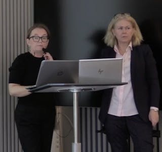 Styreleiar Hege Mokleiv (til venstre) og administrerande direktør Edith Nøkling fekk ei rekke kritiske spørsmål frå politikarane i samferdselsutvalet onsdag. Skjermdump.