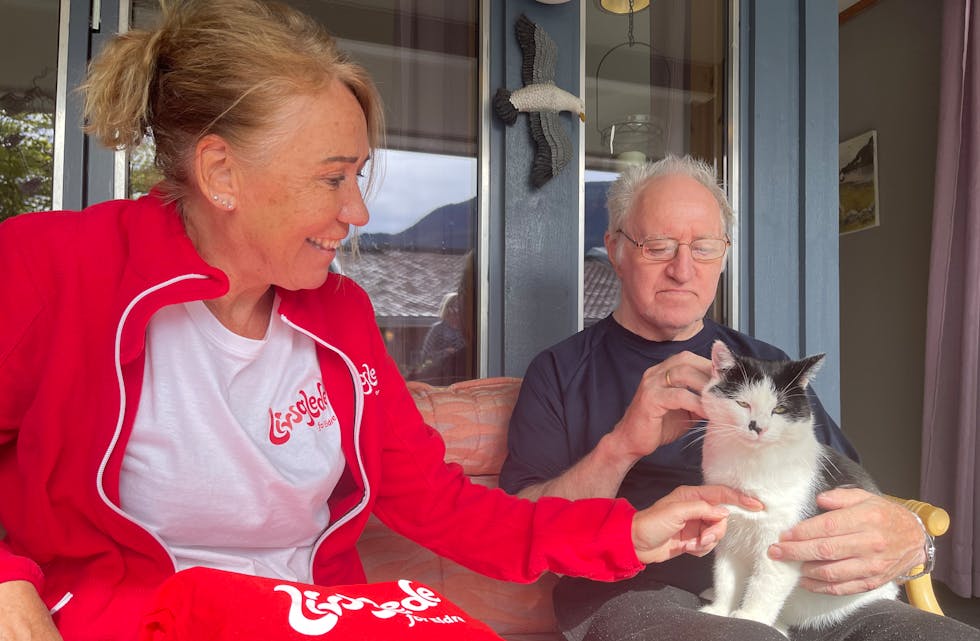 Heidi Aartun har jobben som livsgledekonsulent. Her er ho saman med Åbøtunet-bebuar Ingolf Johansen og katten Truls.