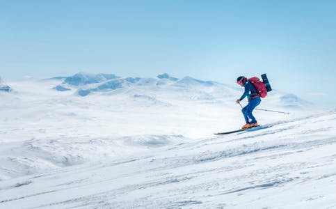 Det har i lang tid vore populært å gå på topptur med ski i norske fjell, men no er det randoneeski – ikkje telemarksski – nordmenn vel til toppturen. 