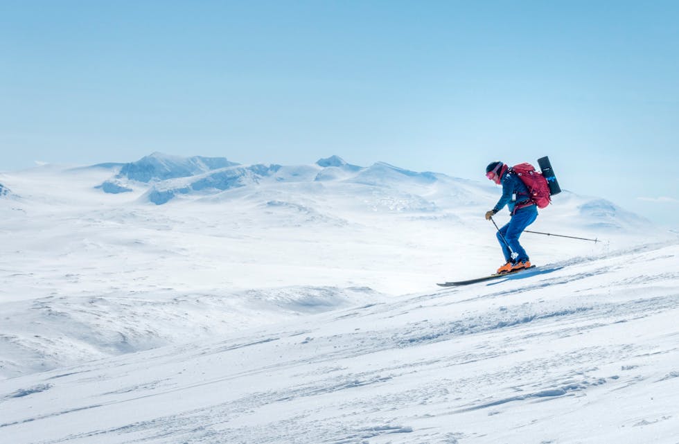 Det har i lang tid vore populært å gå på topptur med ski i norske fjell, men no er det randoneeski – ikkje telemarksski – nordmenn vel til toppturen.