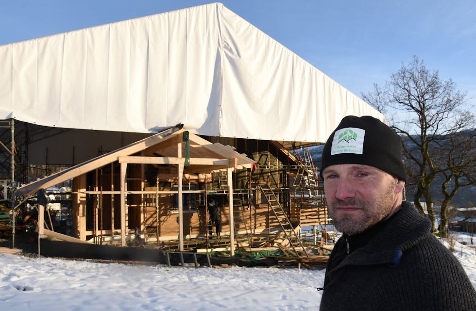 Firmaet Byggmester Sondre Birkeland måtte melde oppbod på grunn av likviditetssituasjonen. Bustyraren opplyser at det ikkje er aktuelt å sluttføre byggeprosjekta til byggefirmaet.