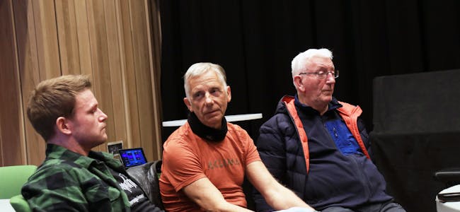 Håvard Lien Austerheim (frå venstre), Kjell Arnold Pettersen og Jan Ringstrand var med då Raudt hadde listestillingsmøte på Folkets Hus fredag. Dei frammøtte lukkast ikkje med å få på plass ei valliste – i alle fall i første omgang.