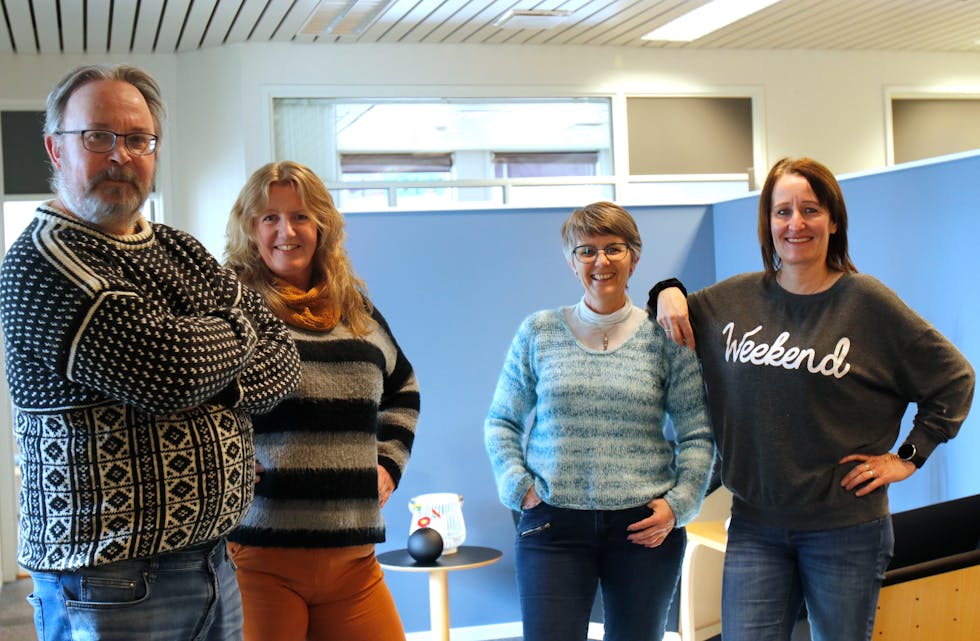 Torsdag, var det denne gjengen som laga fredagsavisa. Frå venstre: Frank Waal (journalist), Hilja Birgitte Holden (grafikar), Jane Haukeland (salsmedarbeidar) og Ingvil Bakka (journalist). 