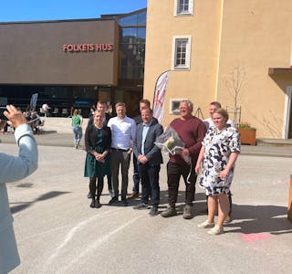 Formannskapet vedtok i april i fjor å gi eldsjelprisen for 2021 til Hans Søndenå. Etter møtet blei det blomeoverrekking og fotografering. Arkivfoto. 