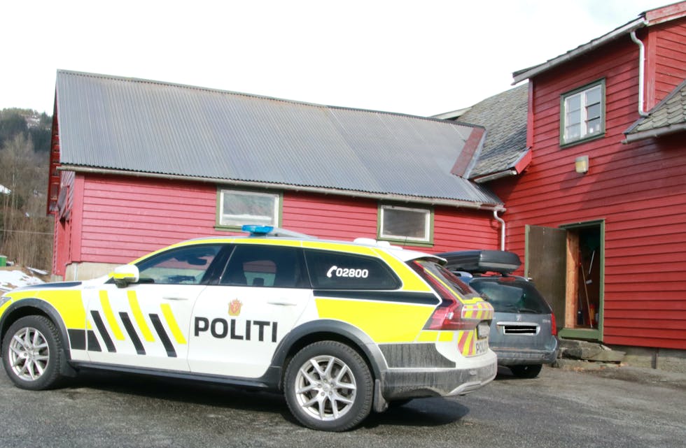 Bonde og saueeigar Iver Kvaløy er takksam overfor dei skuletilsette som reagerte raskt og hjalp til, heilt til politiet kom til staden. 
