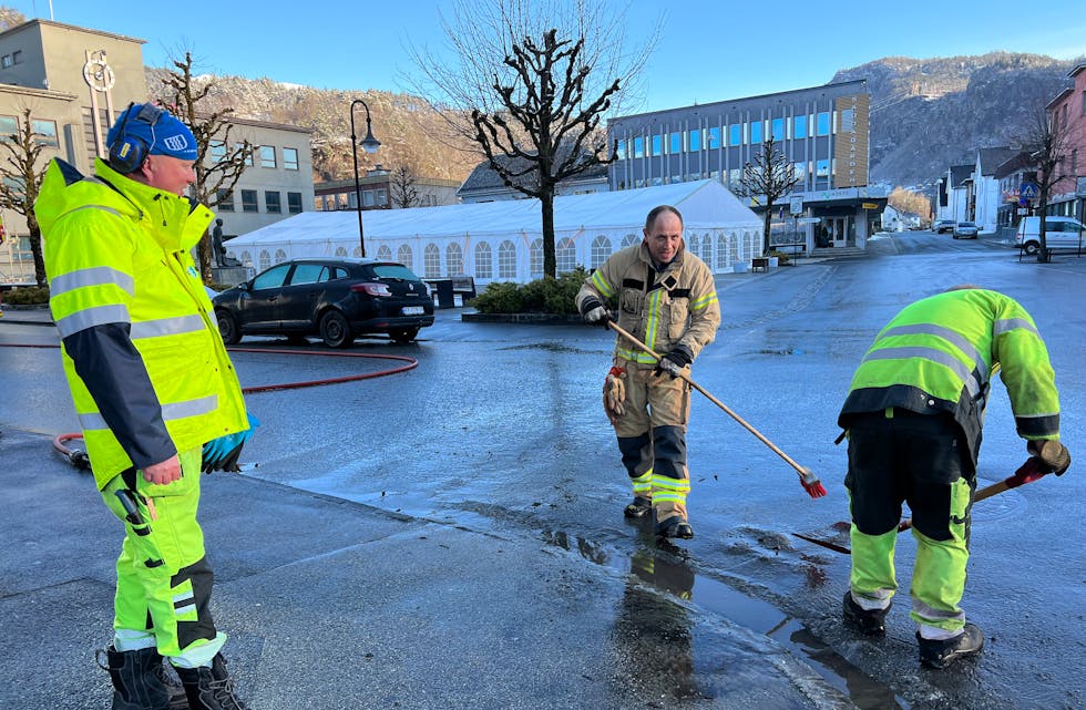 Oppsynsmann Jon Ola Espevik, Jan Atle Thomassen og Tor Guggedal (med ryggen til)var onsdag morgon i sving for å gjera sentrum fint til påske.