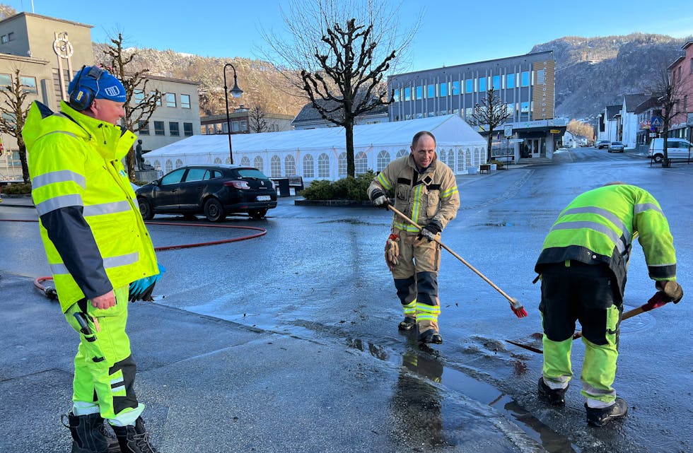 Oppsynsmann Jon Ola Espevik, Jan Atle Thomassen og Tor Guggedal (med ryggen til)var onsdag morgon  i sving for å gjera sentrum fint til påske. 