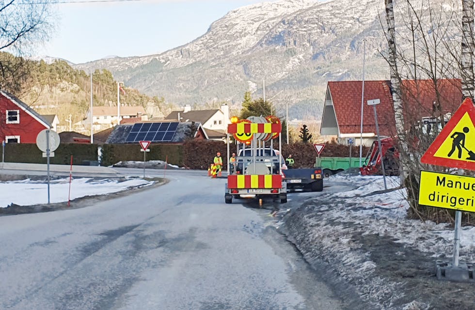 Det er gjort reparasjonar på vegbana i krysset mellom Svandalsvegen og FV520 i Saudasjøen, etter at ein vasslekkasje førte til at vegen sokk saman. Foto: Andreas Isaksen.