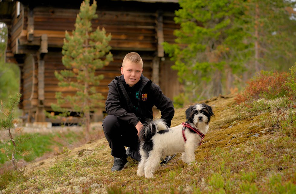 Andreas (13) og blandingshunden Ansu er klare for å bli NRK-kjendisar.