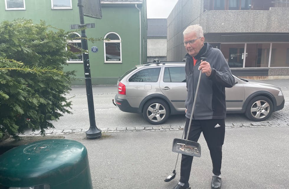 Ole Bernt Herheim ryddar søppel i Rådhusgata fleire gonger kvar veke. I dag tok han også heile Bankplassen - sidan det er 1. mai i morgon. 