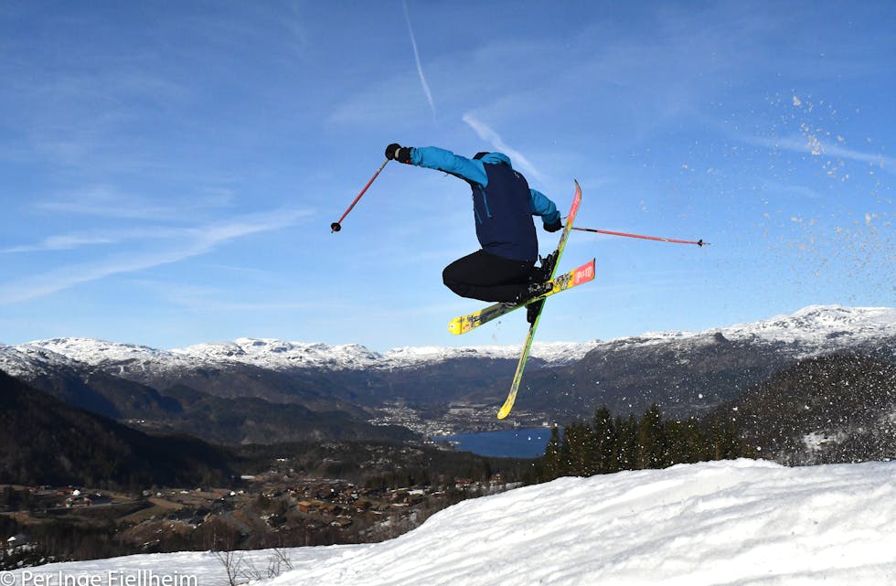 Ordførar Asbjørn Birkeland henta fram gamle triks, og koste seg, som mange andre, under sesongens siste kveldskjøring i skisenteret.