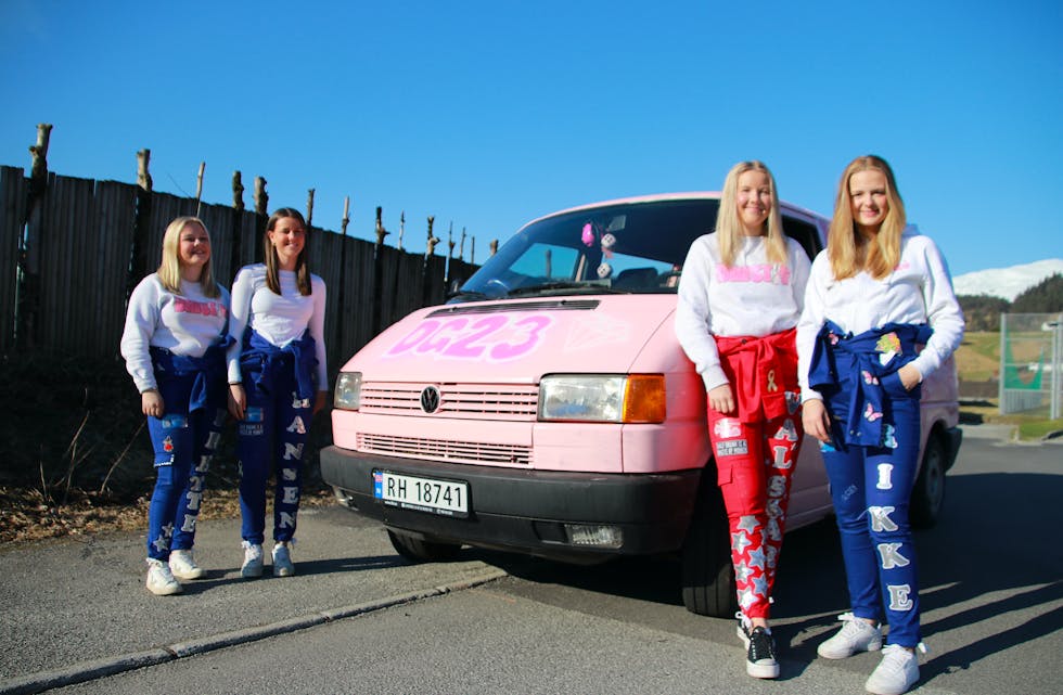 Jentene i Saudas einaste rosa russebil, Maiken Frette Aateigen (frå venstre), Sanne Åkre Hansen, Hedda Valskår og Rikke Aas Tønnessen er krystallklare på at tryggleika i bilen skal vere ivaretatt. Også Birthe Aaker, Iselin Åkre Wiik og Kristin Amdal er med på bilen, men var ikkje til stade då Ryfylke møtte jentene.