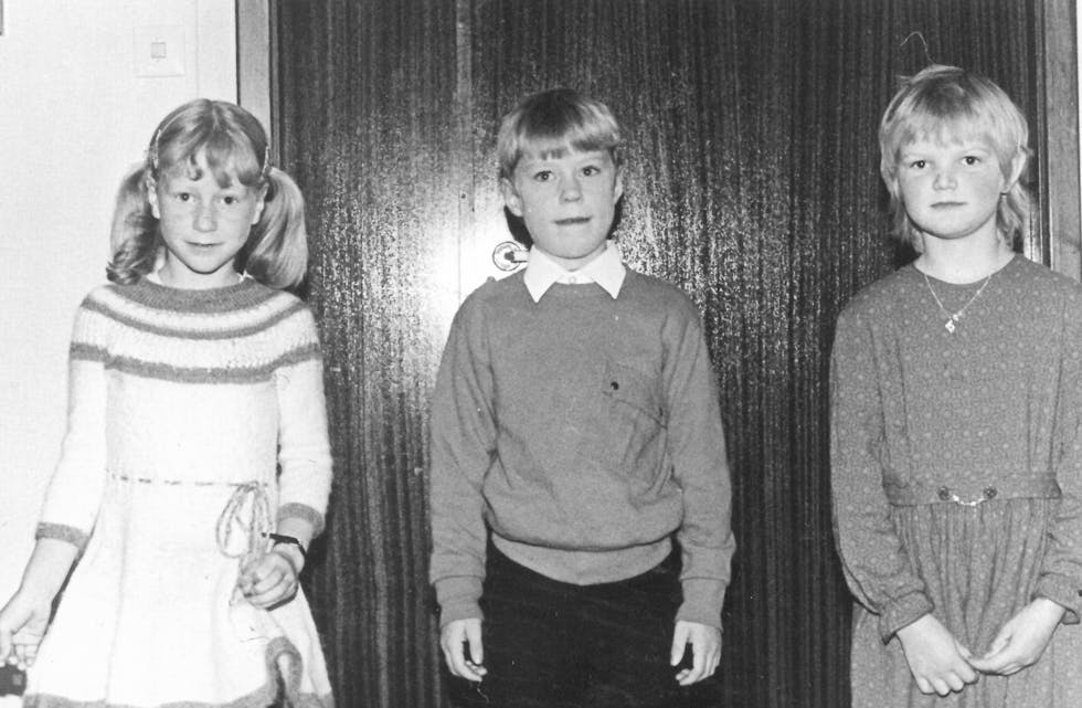 Første klasse ved Vanvik skule 1984. Klassen bestod av to gutar og to jenter. Ein av elevane ville ikkje bli med på bildet.