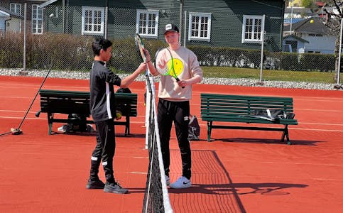 Felix Bergsbakk (til venstre) og Oliver Ljung er blant dei mange som alt har tatt i bruk dei nyopna tennisbanane i Åbøbyen.

