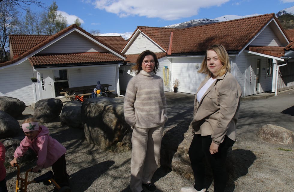 Styrar Tanja Håheimsnes (til venstre) og styreleiar Hanne Beathe Bjørndal Breivik beklager at Brakamoen Barnehage må gå gjennom ein nedbemanningsprosess.