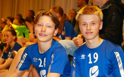Kaspar Fatnes Skaarer (venstre) og Brynjar Ness er to av tre gutar som speler handball i 14-årsklassen.
