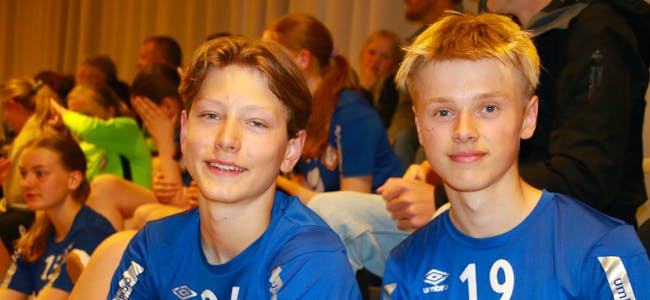 Kaspar Fatnes Skaarer (venstre) og Brynjar Ness er to av tre gutar som speler handball i 14-årsklassen.