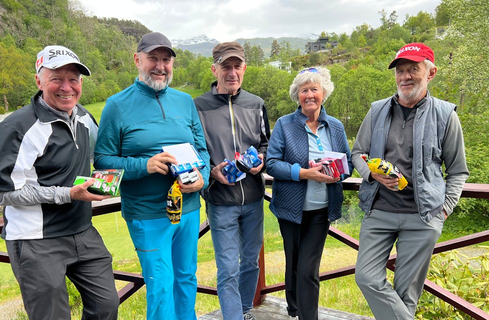 Fornøgde premievinnarar i søndagens turnering; frå venstre står Arvis Rune Larsen, Tore Lunde, Bengt Rafdal, Hilde Hodne og Jan Petter Hodne. 