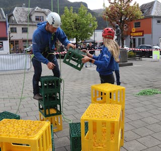 Før konkurransen starta fredag testa klatreklubbens Andreas Rolfsen og Marie Vikeså utstyret. Dei klarte 22 kassar, men brukte langt meir enn tre minutt...