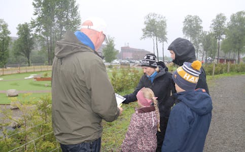 Familien Løvaas/Teig tok turen rundt Andedammen laurdag. Frå venstre: Pappa Jan-Ove, Hermine, mamma Kristin, Kristiane og Vilmer. Foto: Tiril Høiland. 