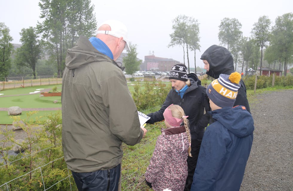 Familien Løvaas/Teig tok turen rundt Andedammen laurdag. Frå venstre: Pappa Jan-Ove, Hermine, mamma Kristin, Kristiane og Vilmer. Foto: Tiril Høiland. 