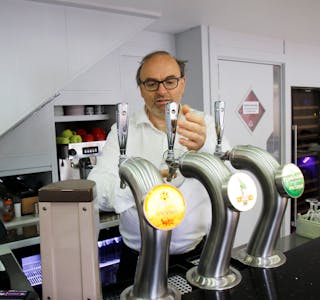 Sjølv om det blei seld mindre alkohol i Sauda i fjor samla sett, opplevde hotelleigar Jan Nordbø og den øvrige serveringsbransjen ein auke i øltørste kundar. 