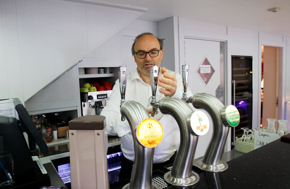Sjølv om det blei seld mindre alkohol i Sauda i fjor samla sett, opplevde hotelleigar Jan Nordbø og den øvrige serveringsbransjen ein auke i øltørste kundar.